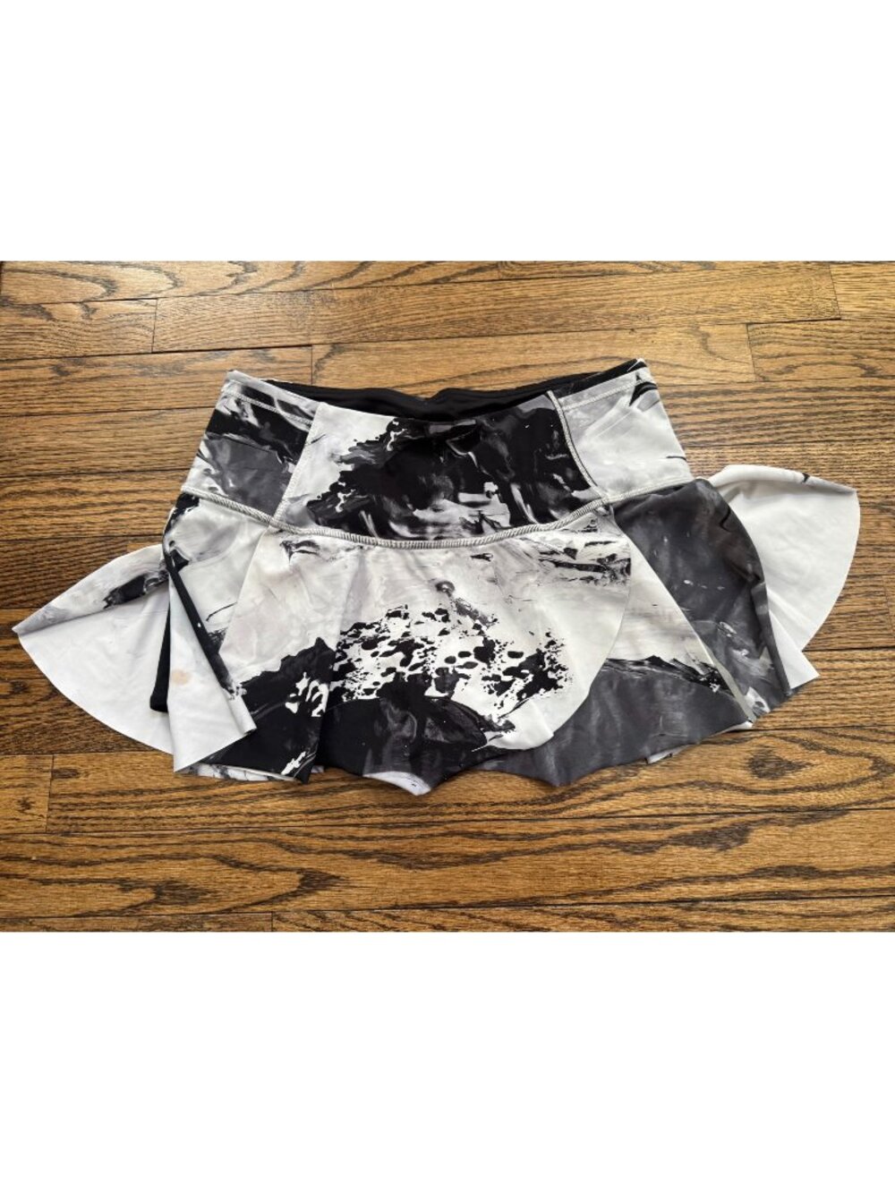 Lululemon Hit Your Stride Skirt Biggie Pigment Wave White Black Size 6